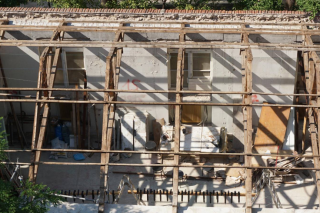 4/6/2025: φαίνεται η κακή κατάσταση του εργοταξίου, χωρίς τις προβλεπόμενες σκαλωσιές και χωρίς κάλυψη των μαρμάρων